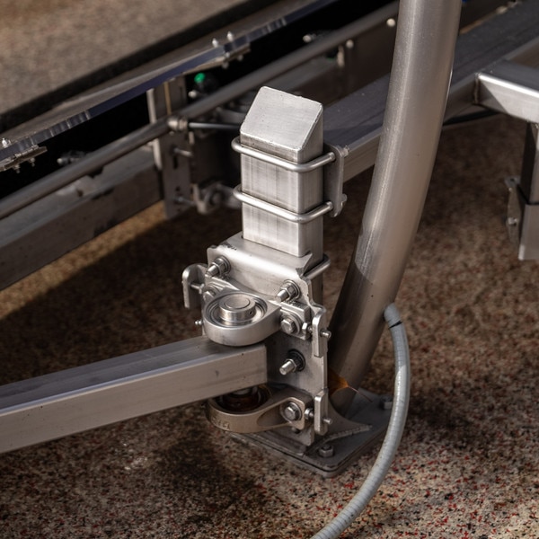 mounting leg in use in a car wash